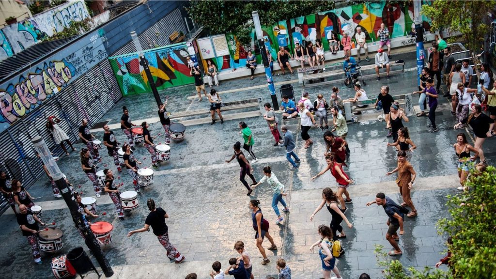 Barselona'nın Kalbi Ritmini Tutuyor: 2026 Mahalle Festivalleri Takvimi ve Programları