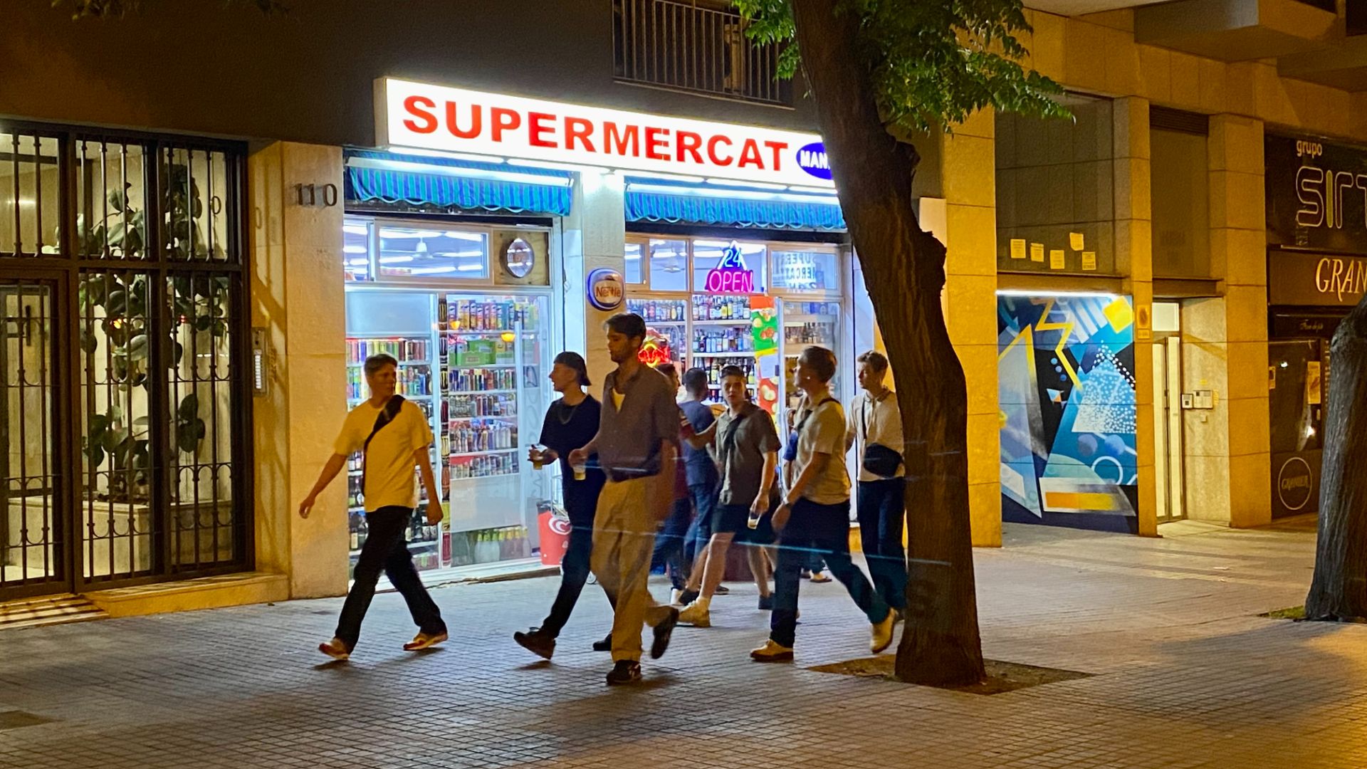 Barselona'da Festival Geceleri Tartışması: 24 Saat Açık Marketlere Kapanma Talebi