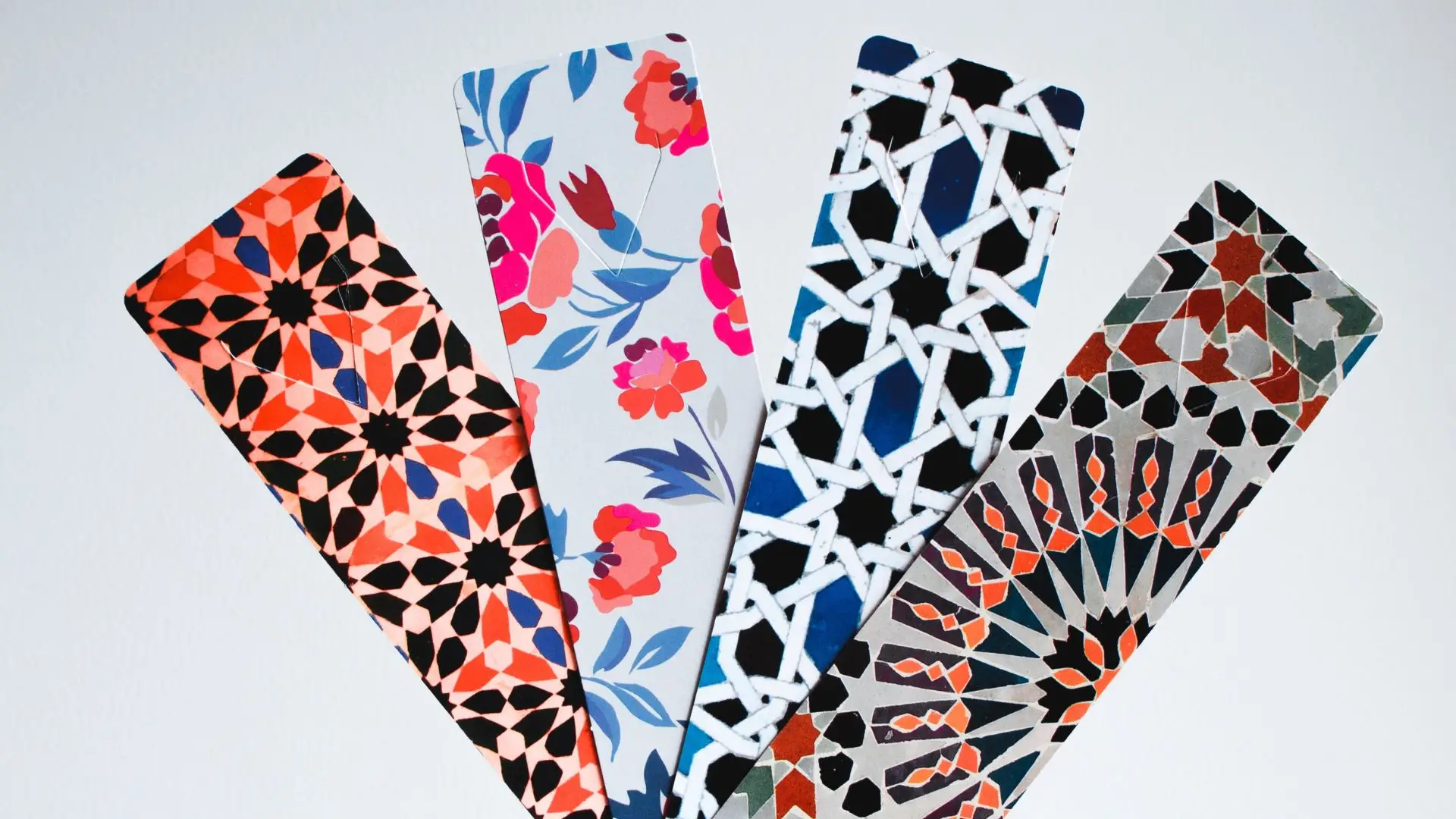 Barselona'da Sant Jordi Coşkusu: El Yapımı Kitap Ayraçları Gelenekleri Canlandırıyor