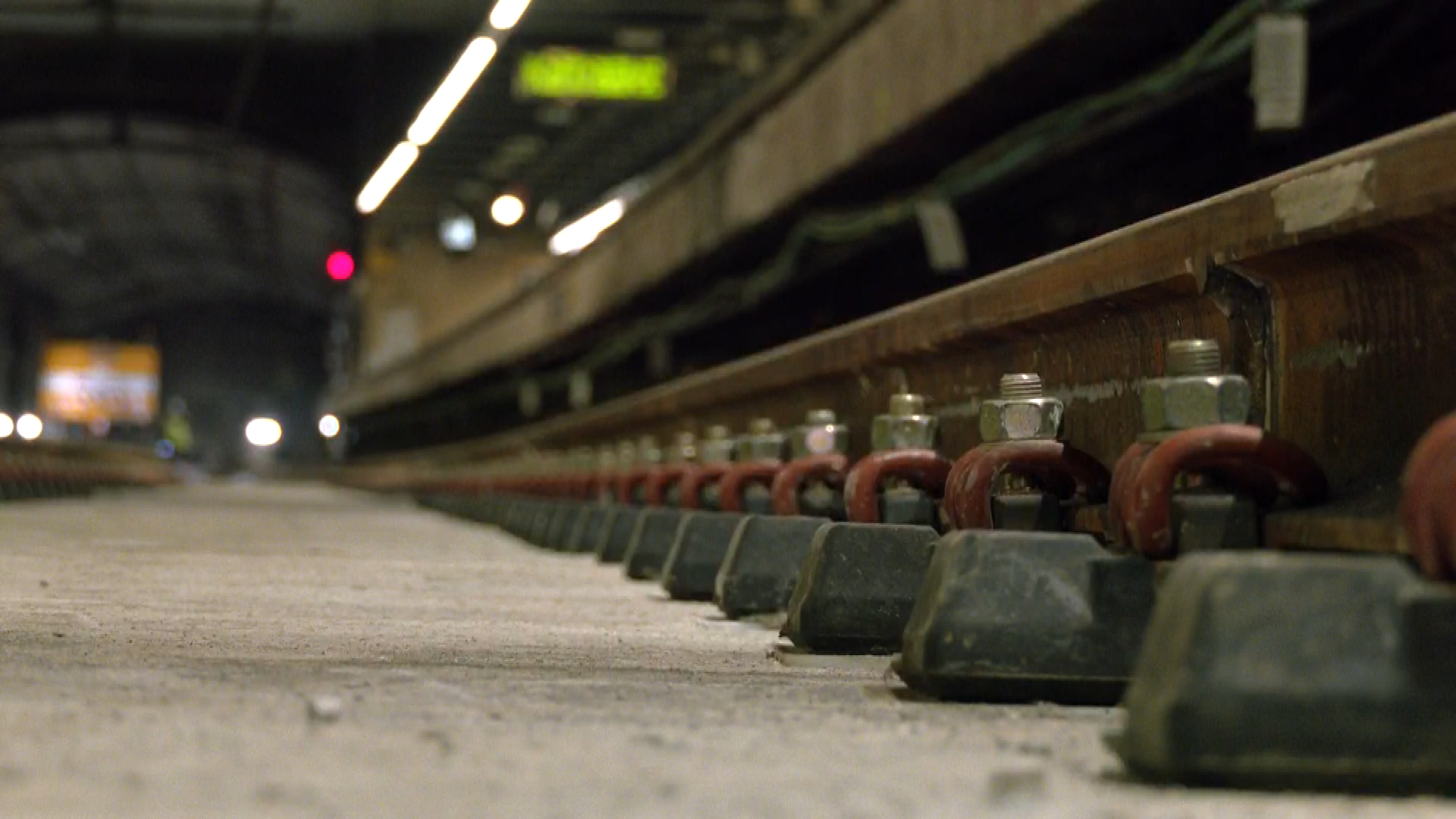 Barselona'da Tren Hatlarını Felç Eden Yangın: Binlerce Yolcu Mağdur