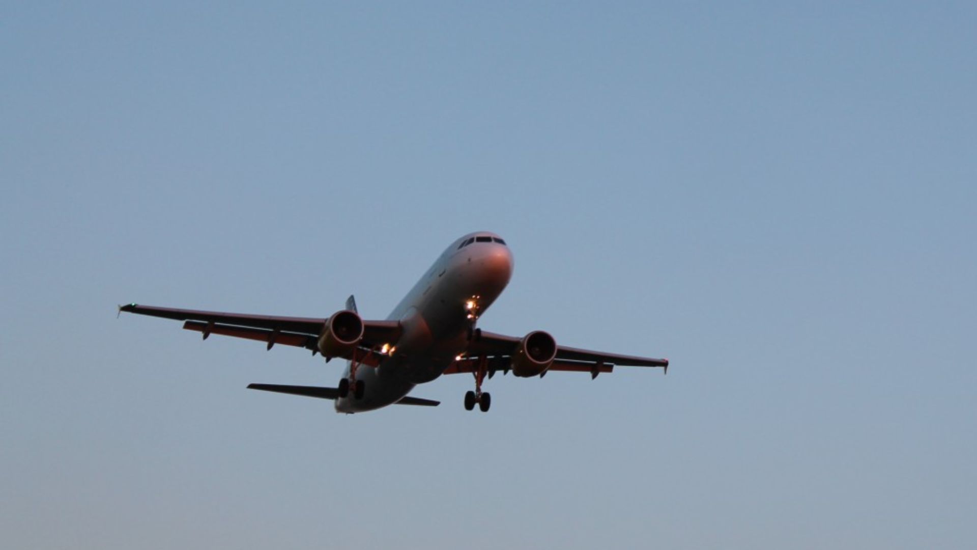 AB'den Uçak Yakıtı Açıklaması: Sıkıntı Yok Ama Tedarik Kesintilerine Hazırlık Var