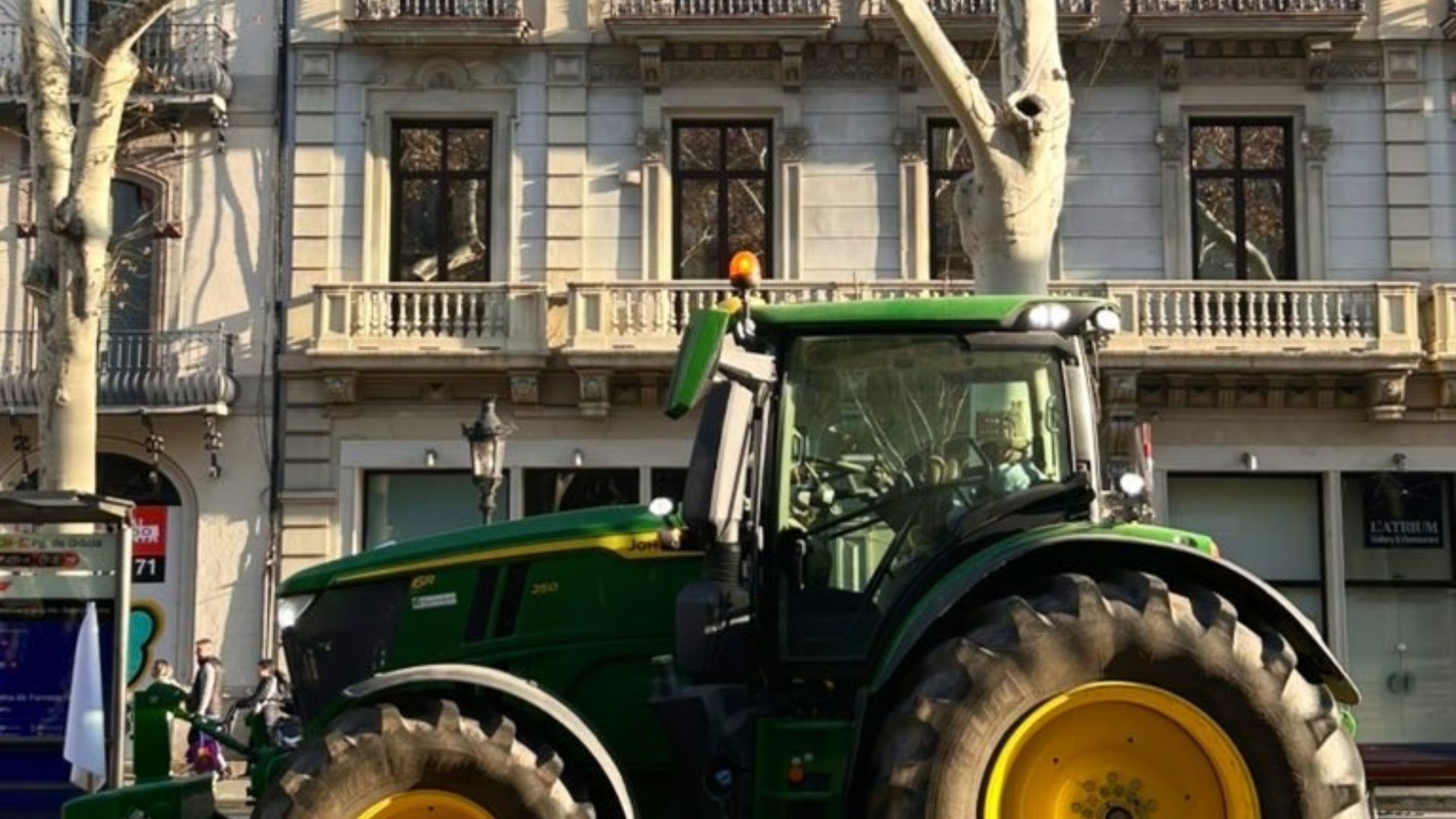 Katalonya Çiftçileri Barcelona'da Traktör Eylemiyle Hükümeti Hedef Aldı