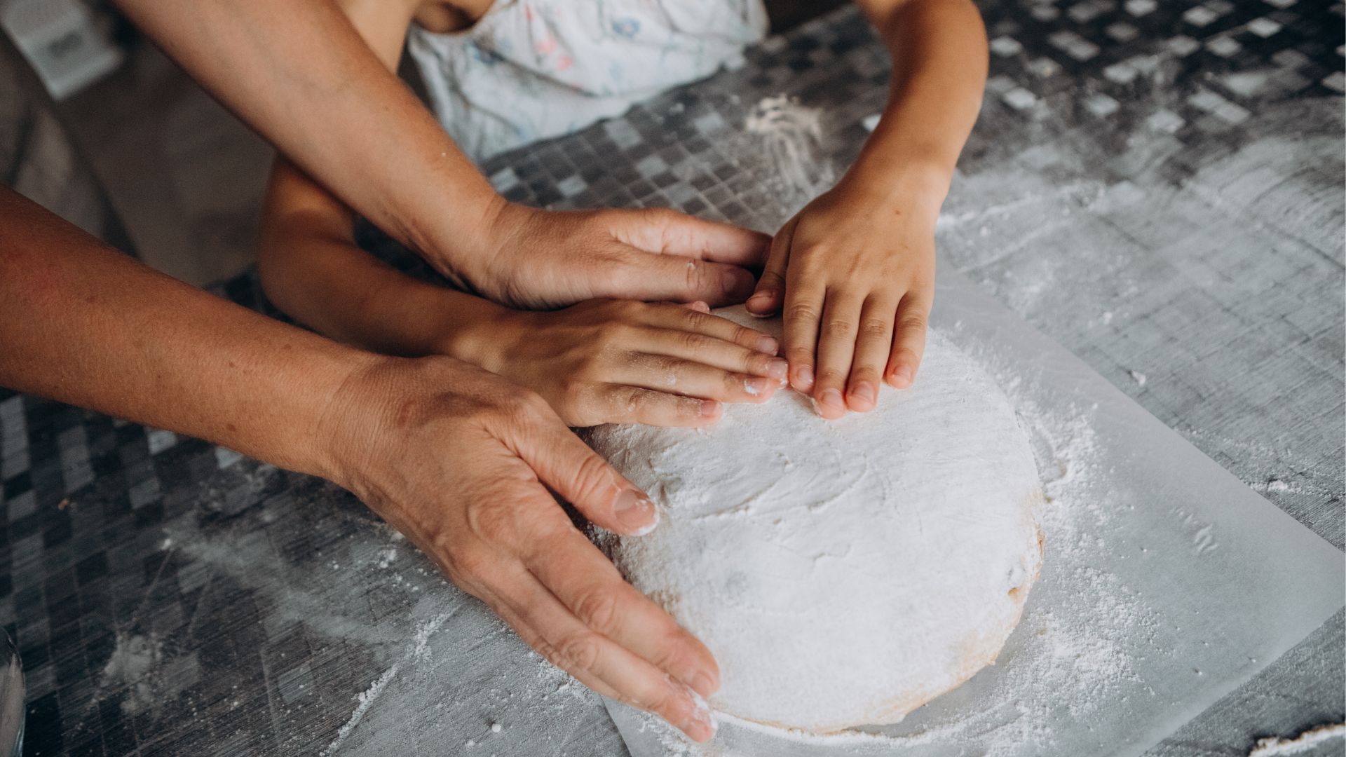 Paskalya'nın Tatlı Simgesi: Mona de Pasqua Evde Çocuklarla Nasıl Hazırlanır?