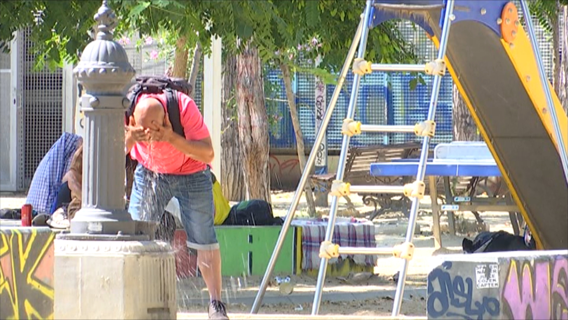Barselona'da Evsizlerin Sıcakla Mücadelesi: 'Sokakta Yaşayan Birçok Kişi Sıcaklıktan