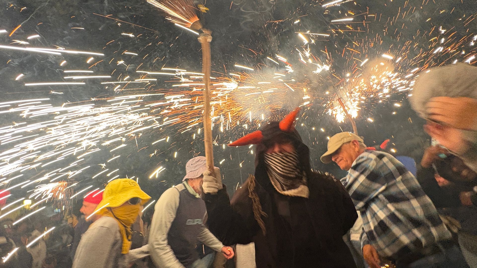 Barselona'nın Ateş Koşusu Correfoc'ta İtfaiyeden Uyarı: Tehlike Sadece Ateş Değil