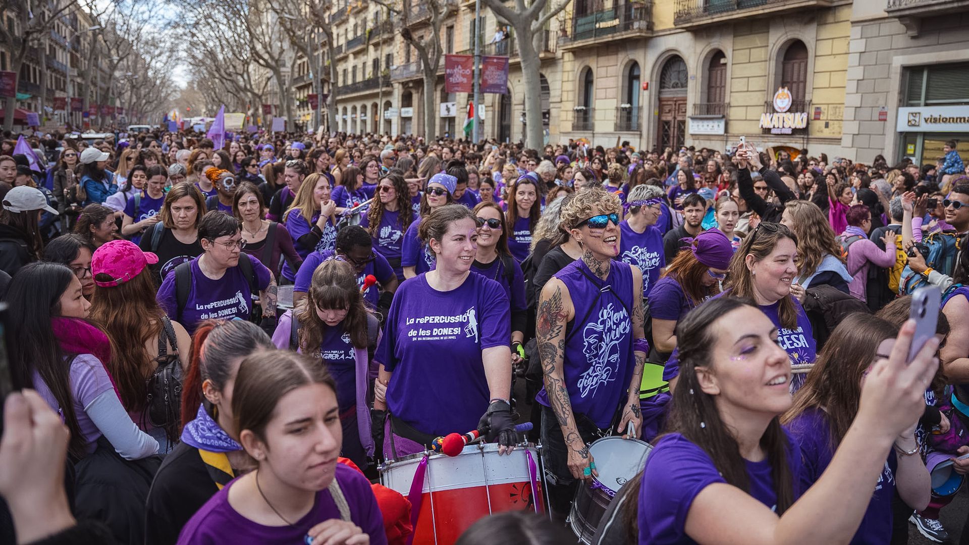 Barselona'da 8 Mart Ruhu: İki Ayrı Yürüyüş, Ortak Eşitlik Talebi