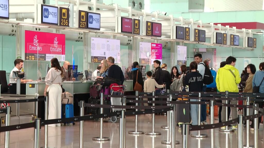 Barselona'da İran Gerilimi: Orta Doğu Uçuşları İptal Edildi, Seyahatler Aksadı