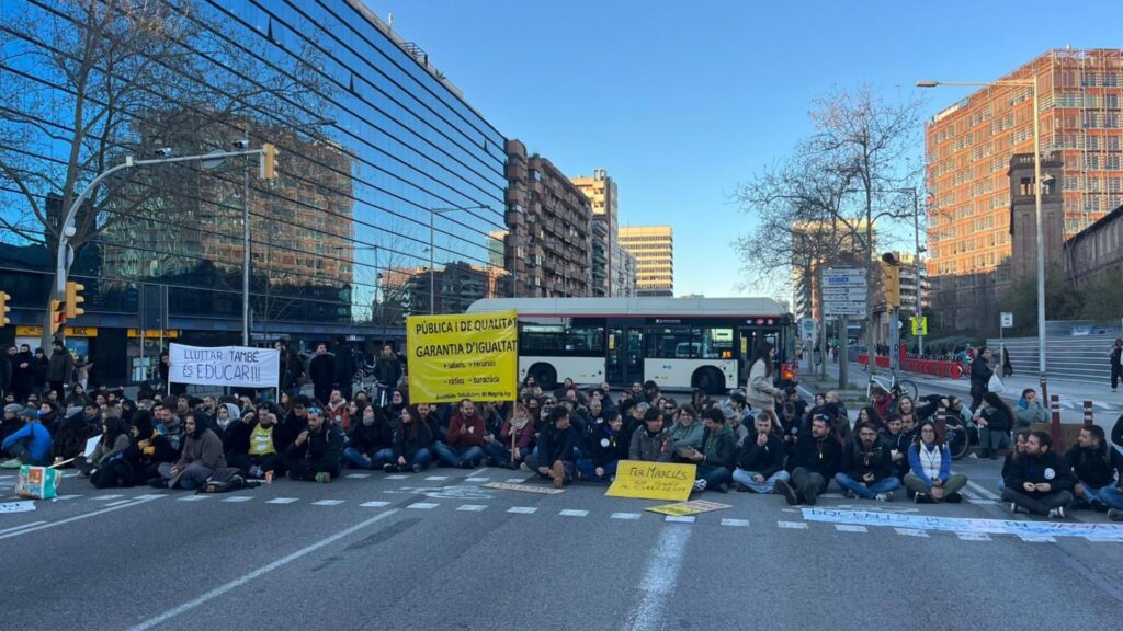 İspanya'da Eğitim Grevi: Barselona'da Binlerce Öğretmen Alanlarda, Talepler Karşılanmadı