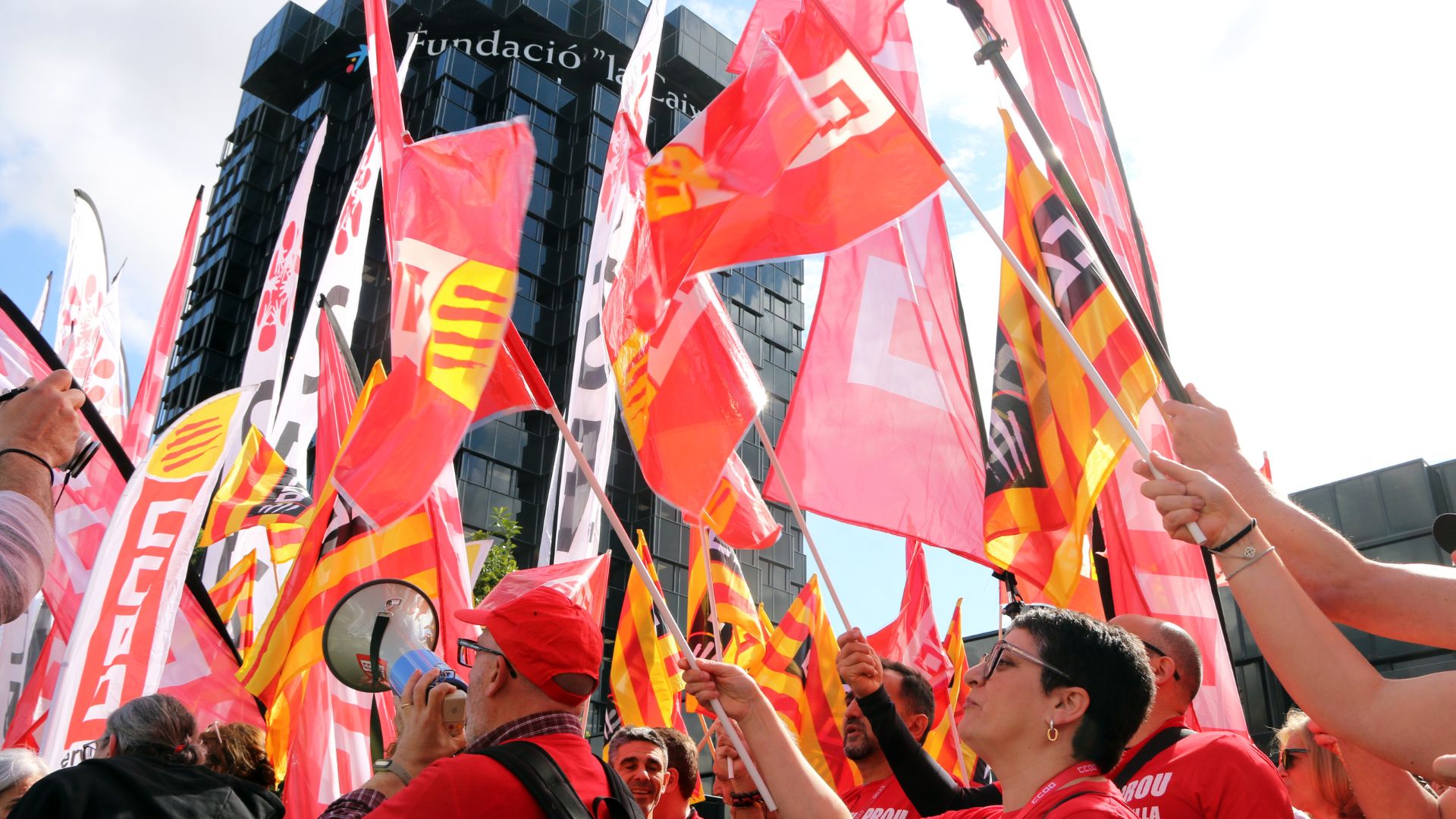 CaixaBank Sendikaları Grevde: Çalışanlar Yüksek Ticari Baskıya Karşı Duruyor