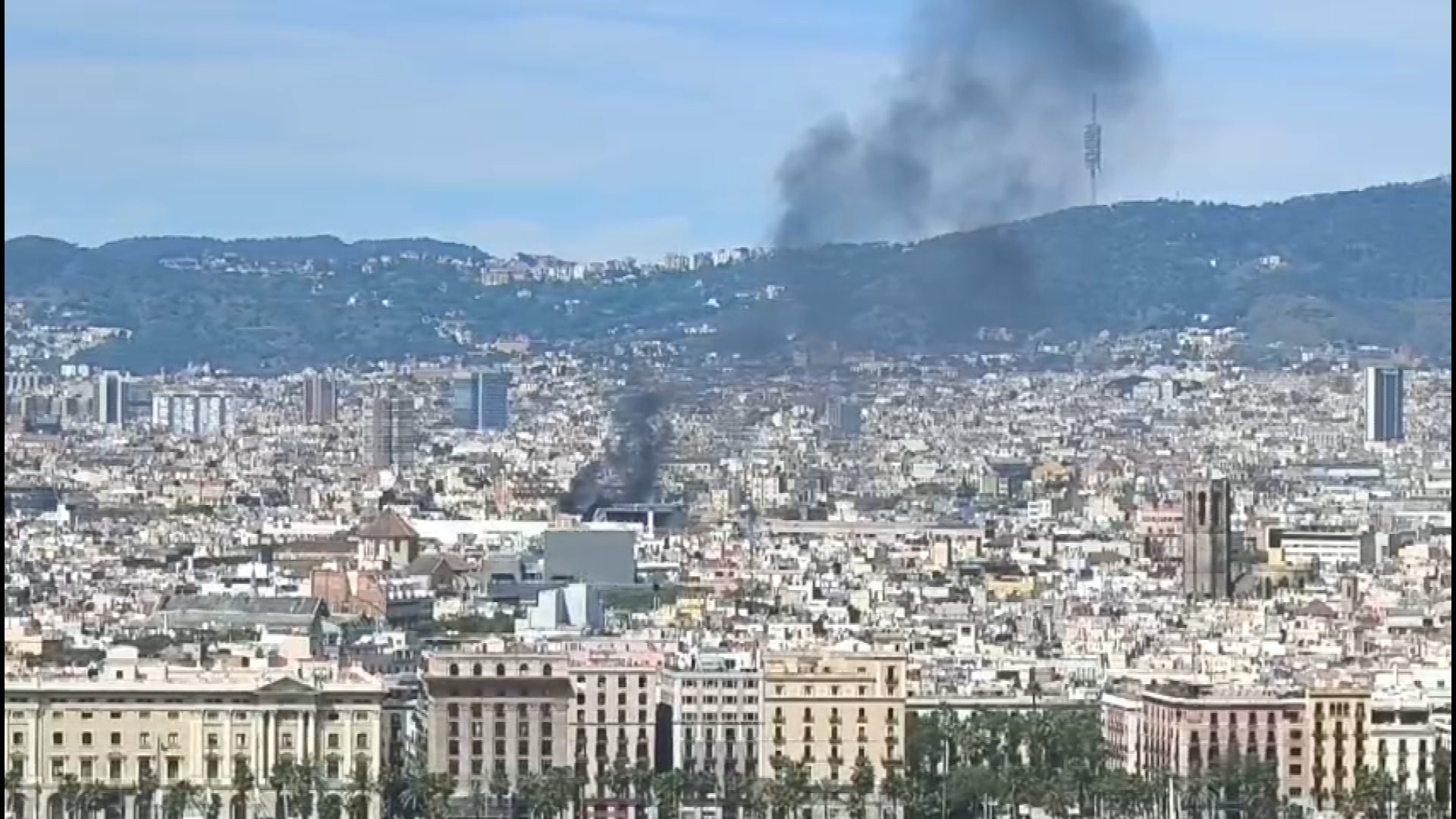 Barselona'da Yangın Alarmı: Raval'da İnşa Halindeki Binada Büyük Alevler