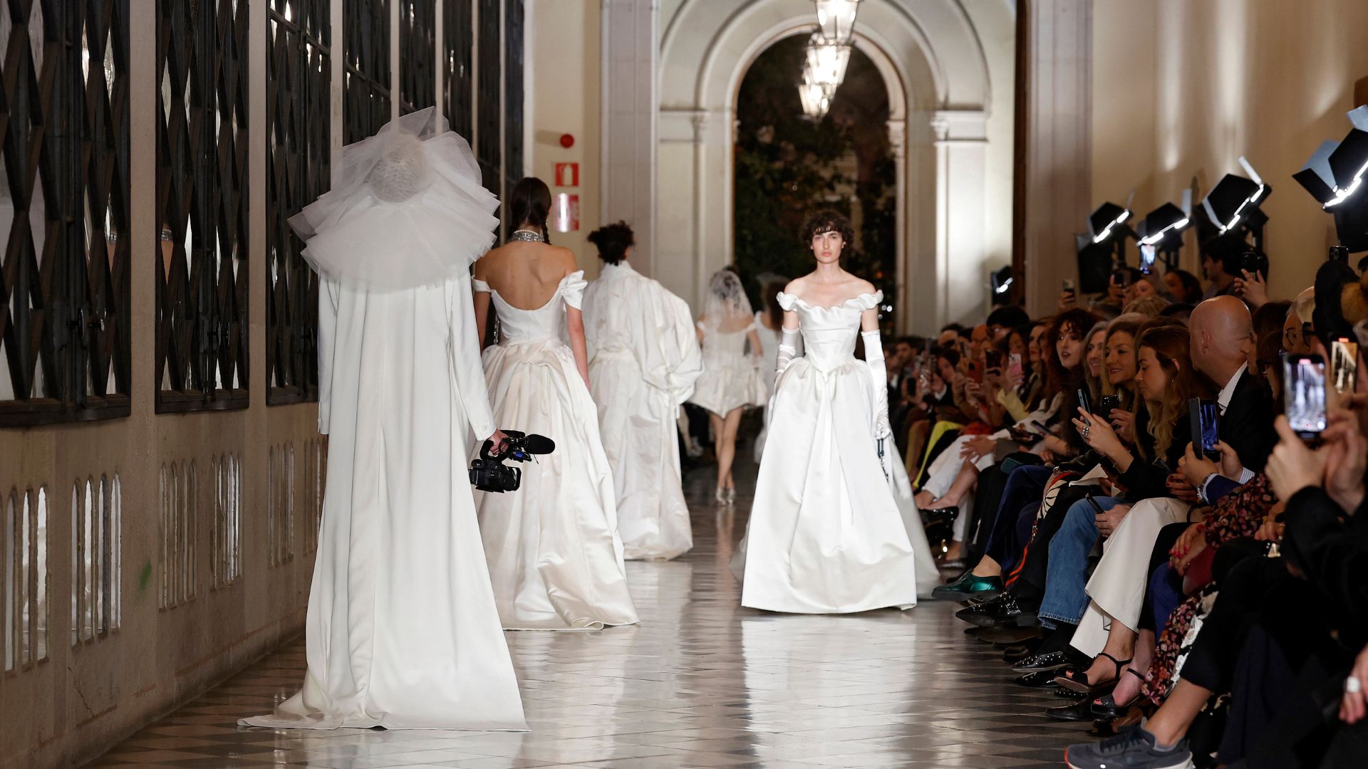 Barselona Gelinlik Moda Haftası Küresel Vizyonla Göz Kamaştırıyor: İspanyol Zarafeti