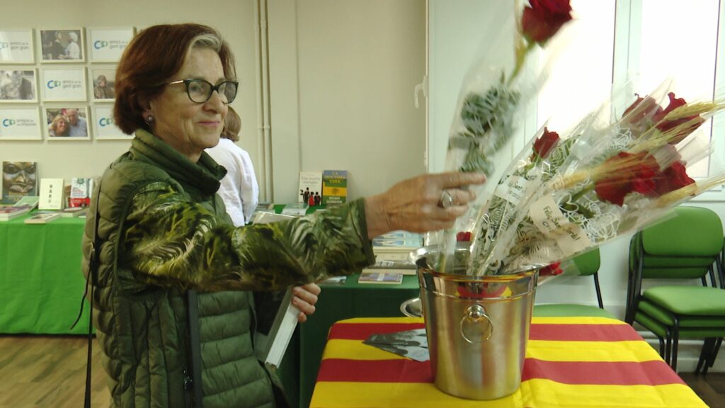 Barselona'da Yalnız Yaşlılara Sant Jordi Sürprizi: Güller ve Kitaplarla Yalnızlığa Son