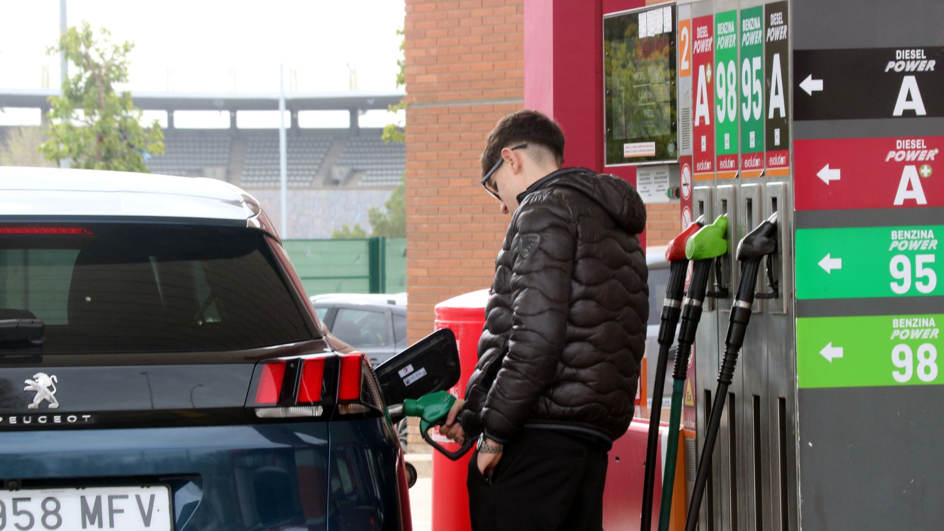 İspanya'da Akaryakıt İstasyonları Grevi: 1 Mayıs Tatili Öncesi Büyük Kriz Potansiyeli