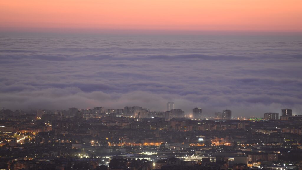 Barselona'yı Hayalet Şehre Çeviren Gizemli Kıyı Sisi: İlkbaharın Doğa Harikası