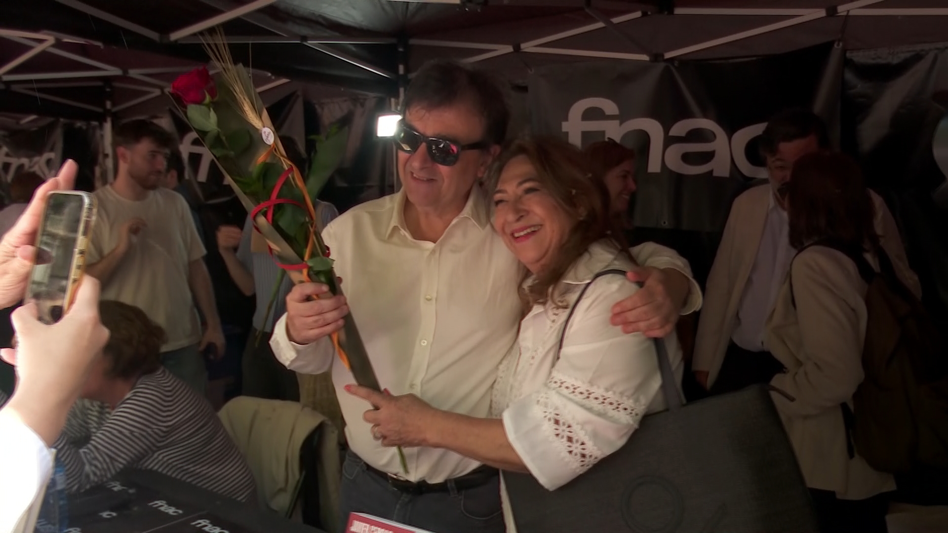 Barselona'da Sant Jordi Coşkusu: Atlantik Ötesinden Gelen Okuyucular ve İmzalar İçin