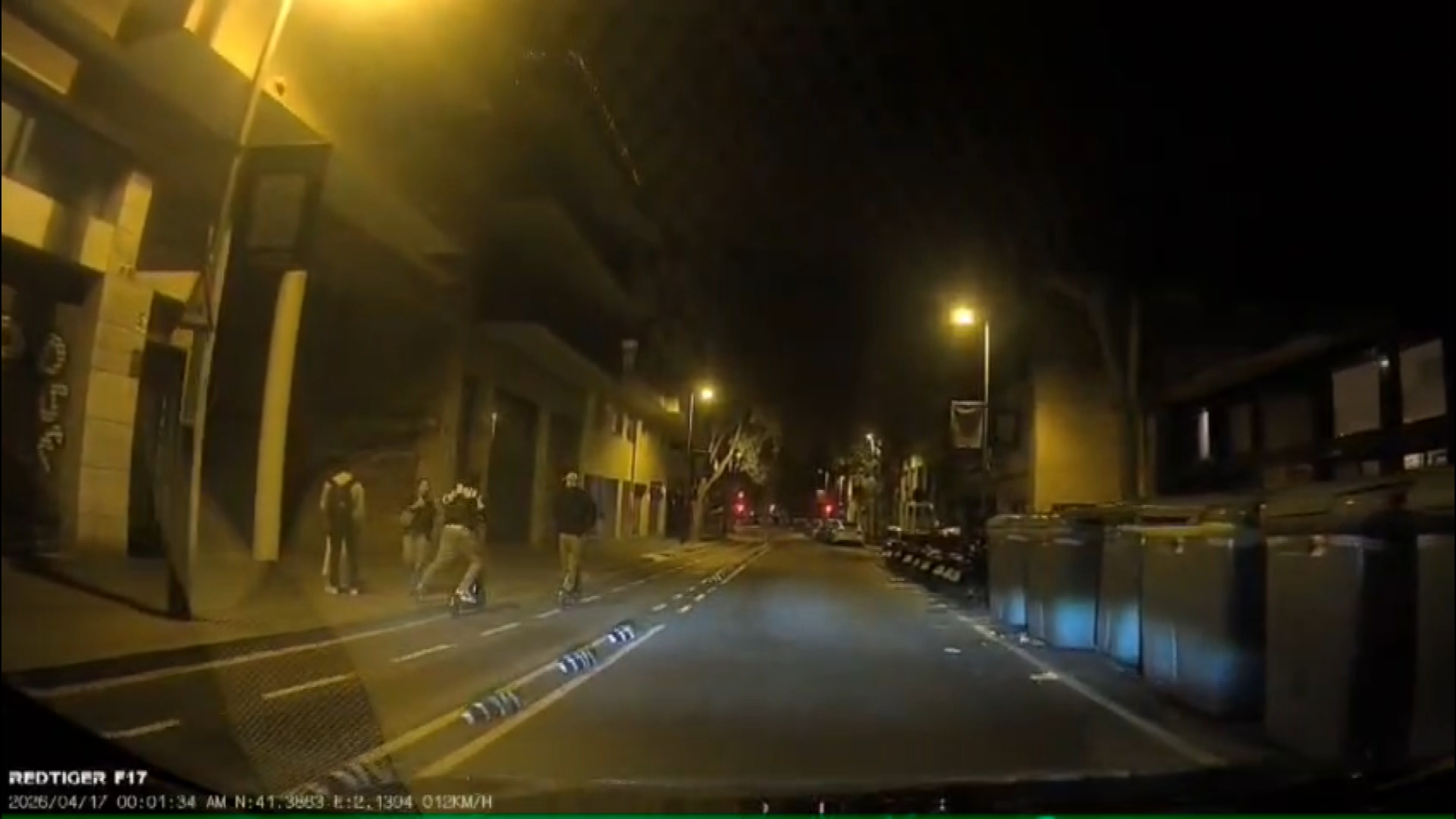 Barselona'da Şok Hırsızlık: Elektrikli Scooterlı Hırsızlar Taksi Kamerasında Yakalandı