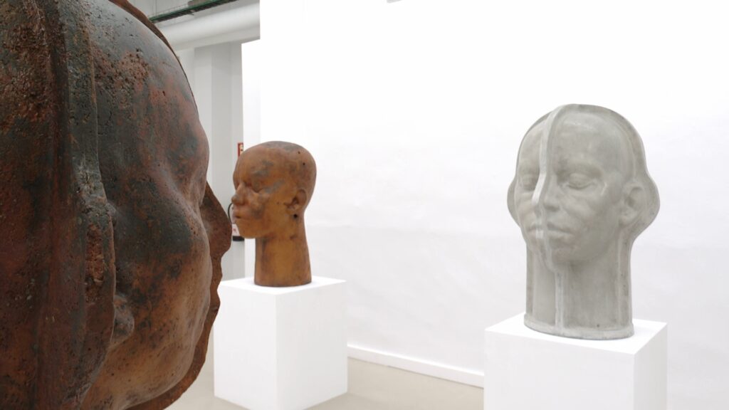 Barselona'da Dev Kafalar: Samuel Salcedo'dan "Mirror in a Mirror" Sergisi