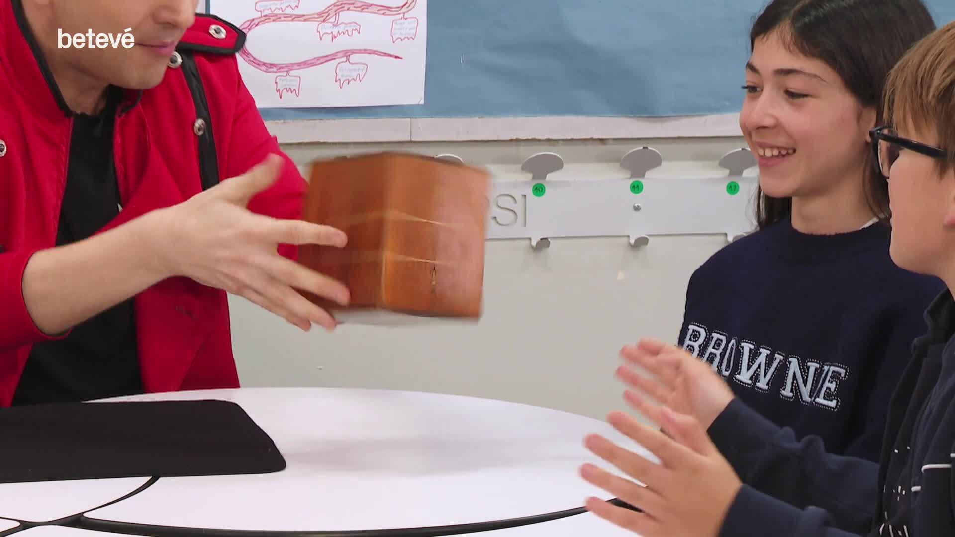 Barselona'da Sihirli Anlar: Mag Stigman'dan 'Işınlanan Küpe' Numarası