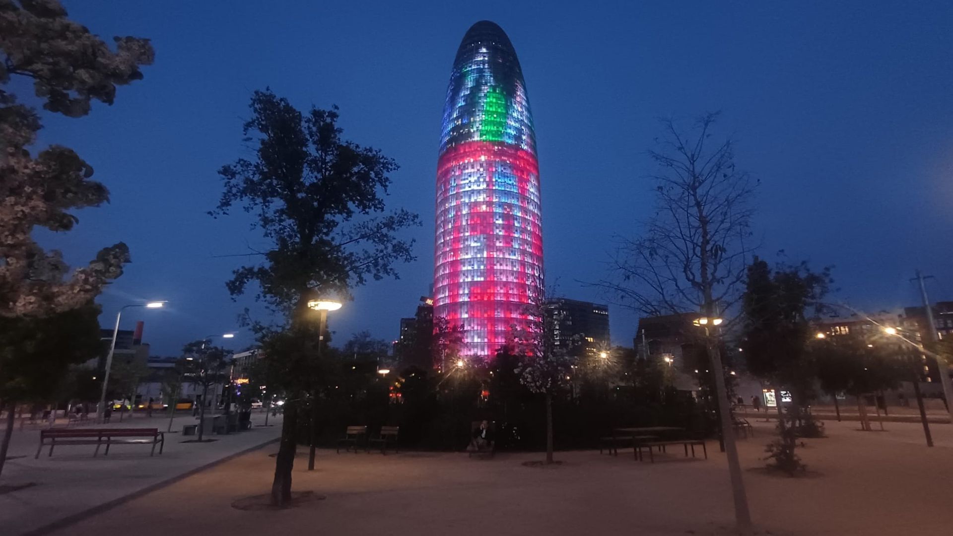 Barselona'nın Simgesi Torre Glòries'ten 'Poca Vergonya' Kampanyasıyla Kent Kültürüne
