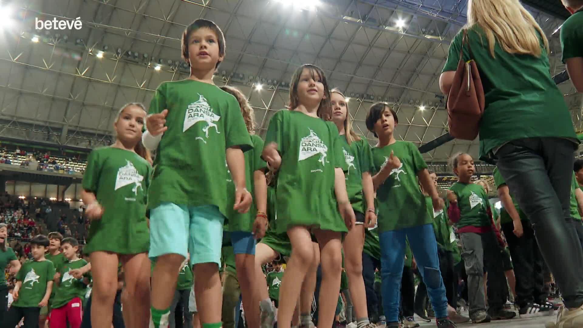 Barselona'da Dans ve Protesto Bir Arada: 10.000 Öğrenci Palau Sant Jordi'yi Şenlendirdi