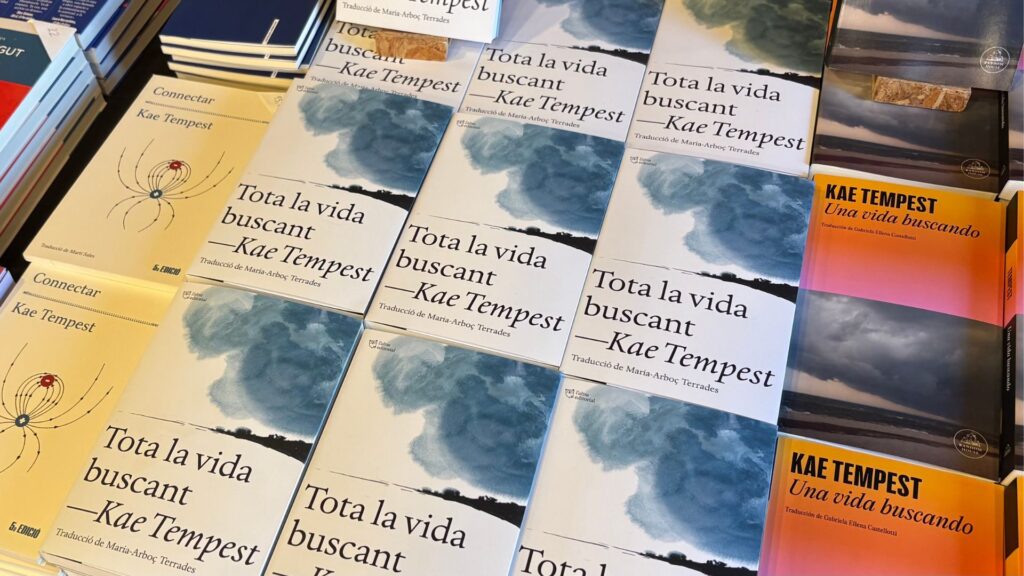 Kae Tempest Barselona'da: Yeni Romanı 'Tota la vida buscant' Edebiyat Dünyasını Sallıyor