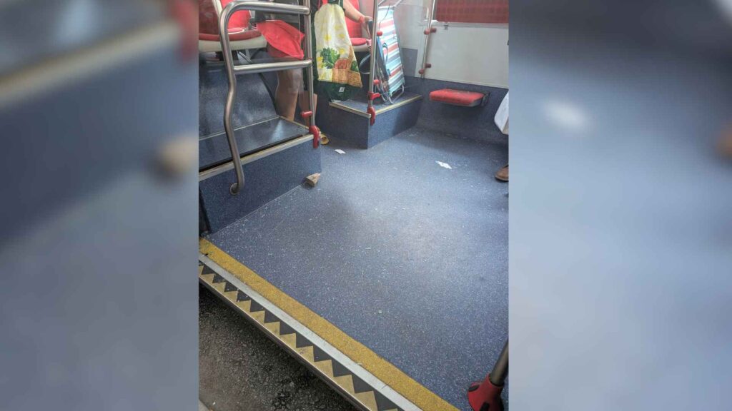 Barselona'da Toplu Taşıma Aracına Taşlı Saldırı: D20 Hattı Otobüsünün Camı Kırıldı