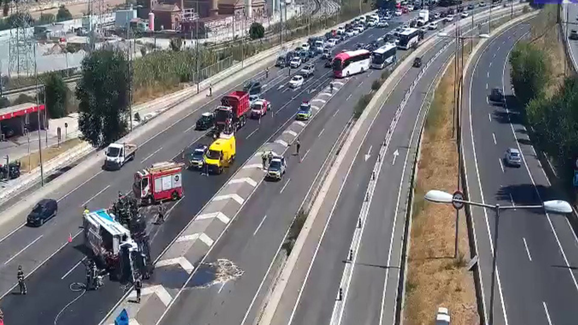Barselona'da Çöp Kamyonu Devrildi: C-58 ve Trinitat Kavşağı'nda Trafik Felci