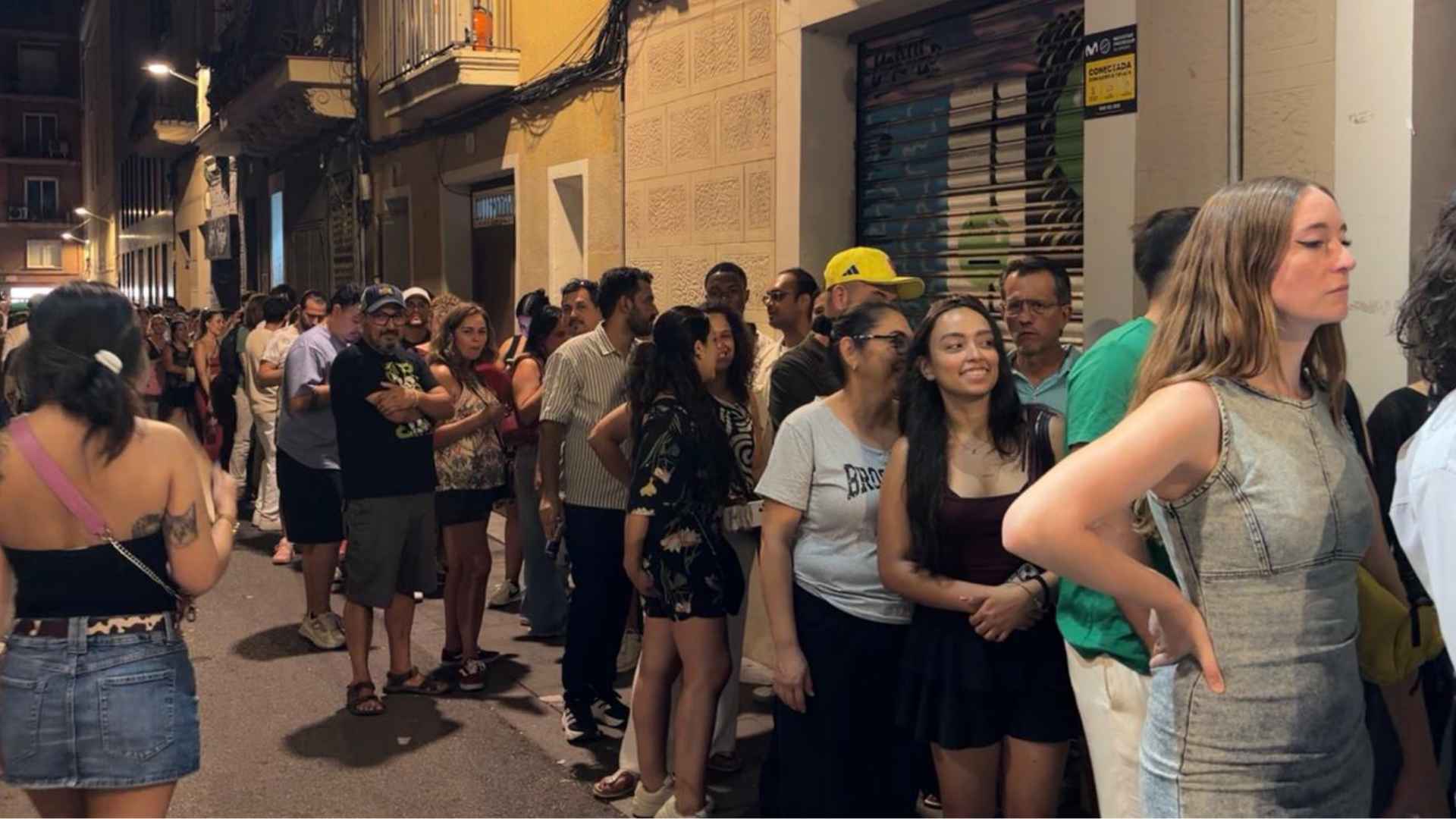 Barselona'nın Gràcia Mahallesi'nde Festival Coşkusu: Uzun Kuyruklara Rağmen Memnuniyet