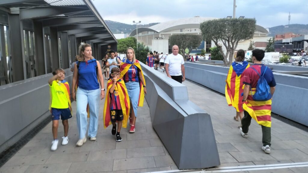 Barselona'da Estelada Rüzgarı: Bağımsızlık Sembolü Futbol Sahasında Dalgalanıyor