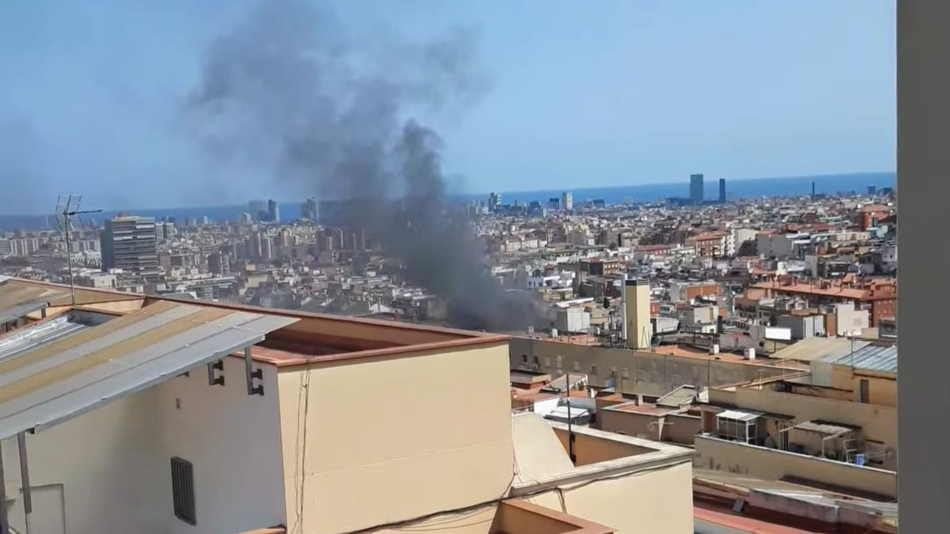 Barselona'da Fabra i Puig Caddesi'ndeki Yangın Kontrol Altında: Can Kaybı Yok