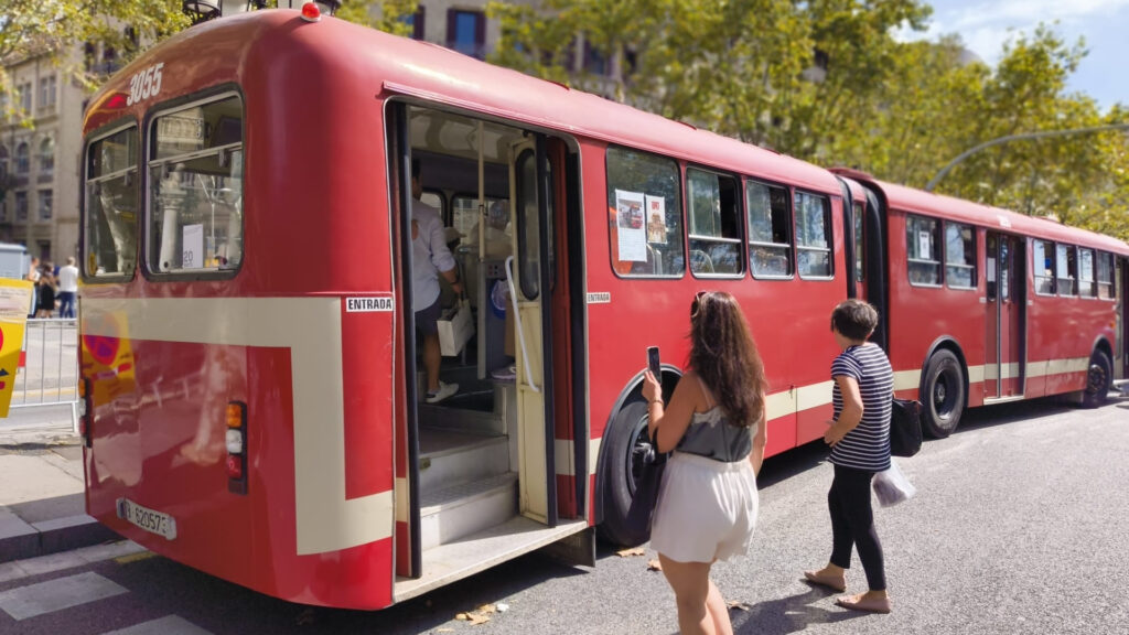 Barselona'da Geçmişe Yolculuk: Klasik Otobüsler ve Hayalet Metro İstasyonu