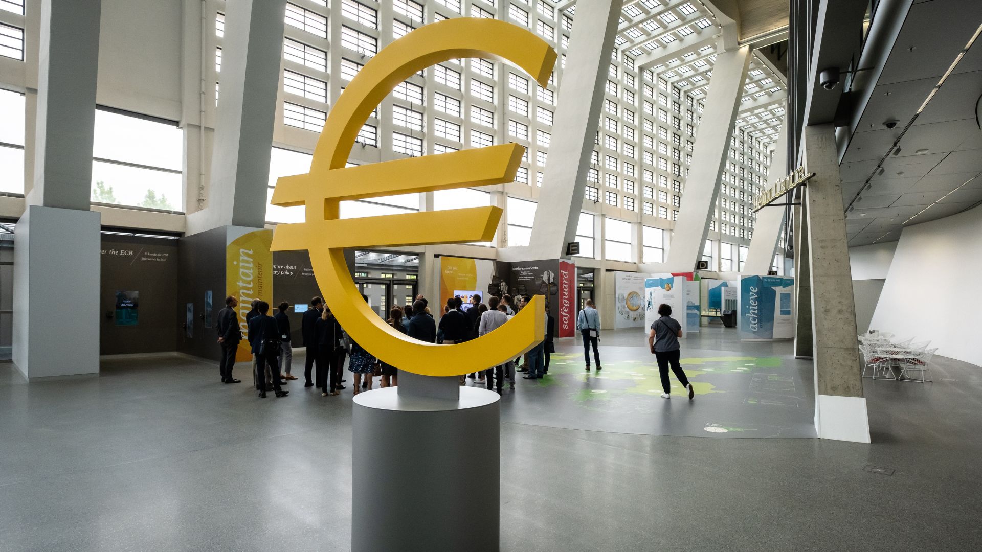 ECB Faizleri Yükseltti: %2,5'e Çıkan Oranlar Enflasyonla Mücadelede Yeterli mi?