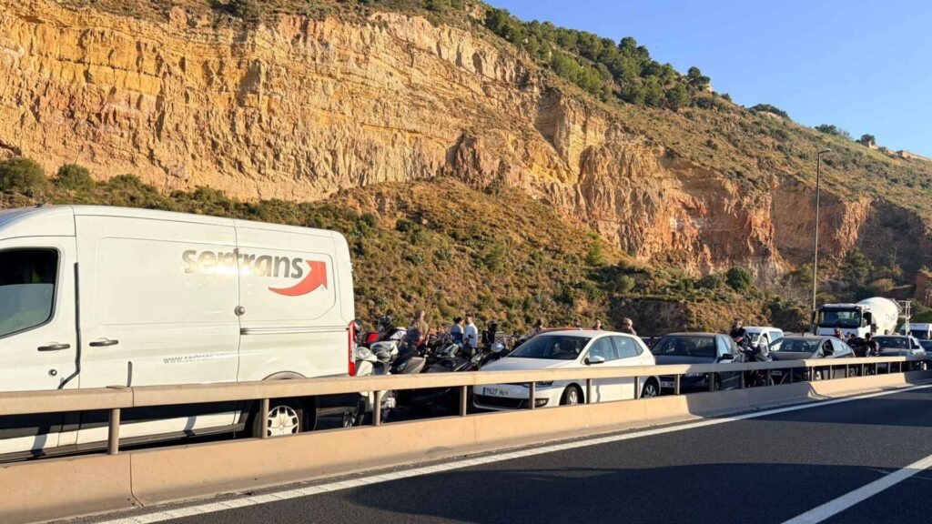 Barselona'da Ronda del Litoral'da Kaza: Devrilen Tırın Şoförü Hayatını Kaybetti