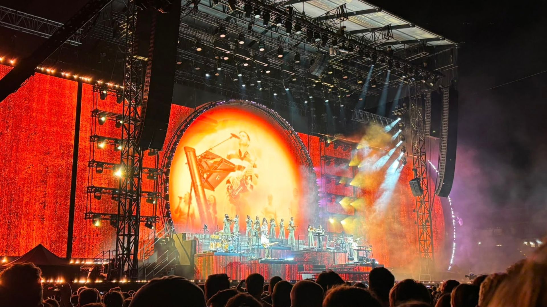 Oques Grasses'ın Tarihi Veda Konserleri Barselona'yı Coşkuya Boğdu