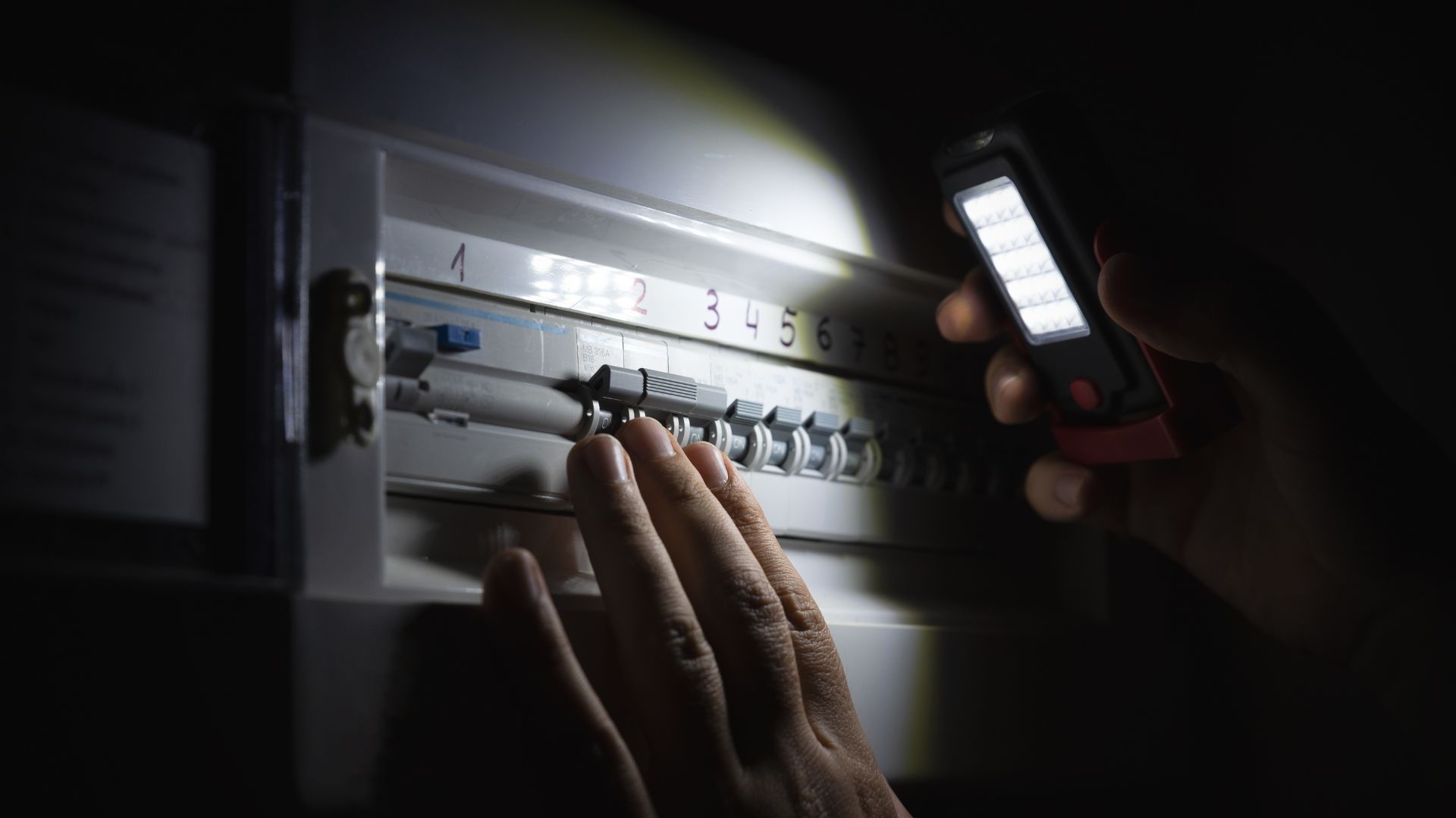 Barselona'da Şiddetli Yağışlar Elektrik Ağını Felç Etti: Yüzlerce Abone Karanlıkta