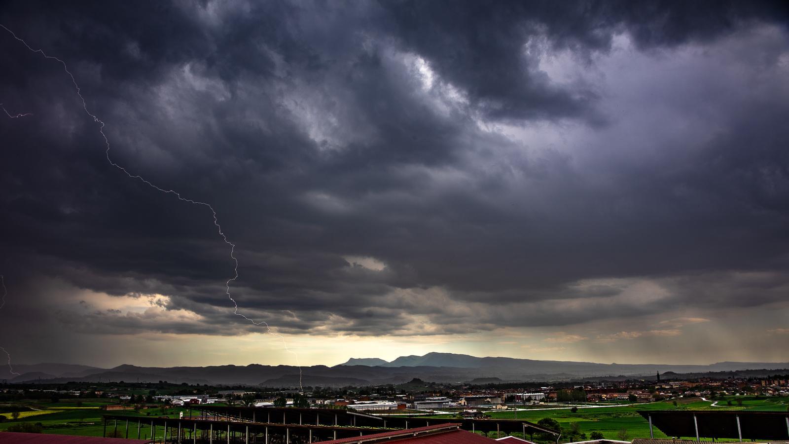 Sant Jordi Öncesi Katalonya'da Hava Durumu Karmaşası: Şiddetli Dolu ve Yağışlar Şaşırttı