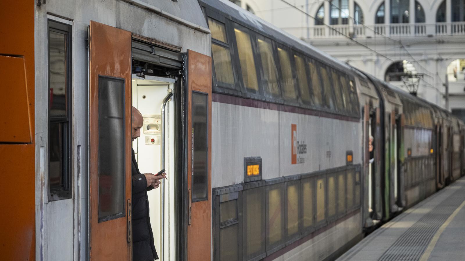 Barselona Yakınlarında Tren Hatlarında Büyük Aksaklık: Binlerce Yolcu Mağdur Oldu