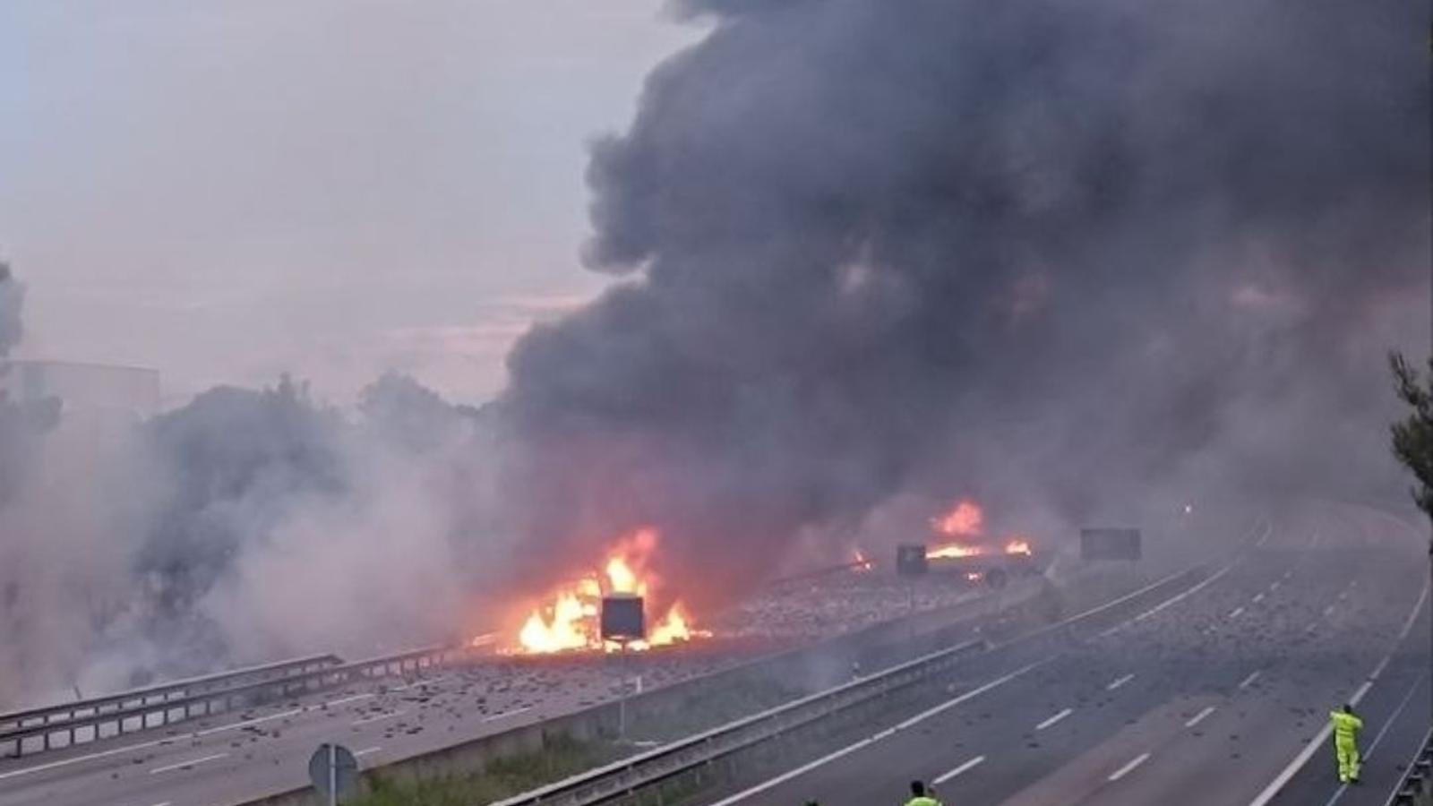 AP-7'de İki Kamyonun Yanması: Katalonya'nın Ana Damarı Felç Oldu