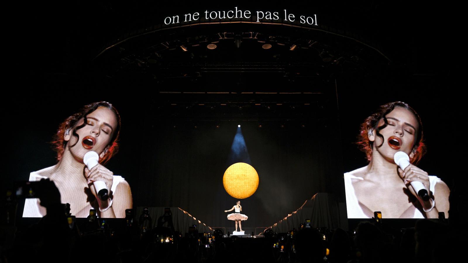 Rosalía'nın Milano Konseri Gıda Zehirlenmesi Nedeniyle Kesintiye Uğradı