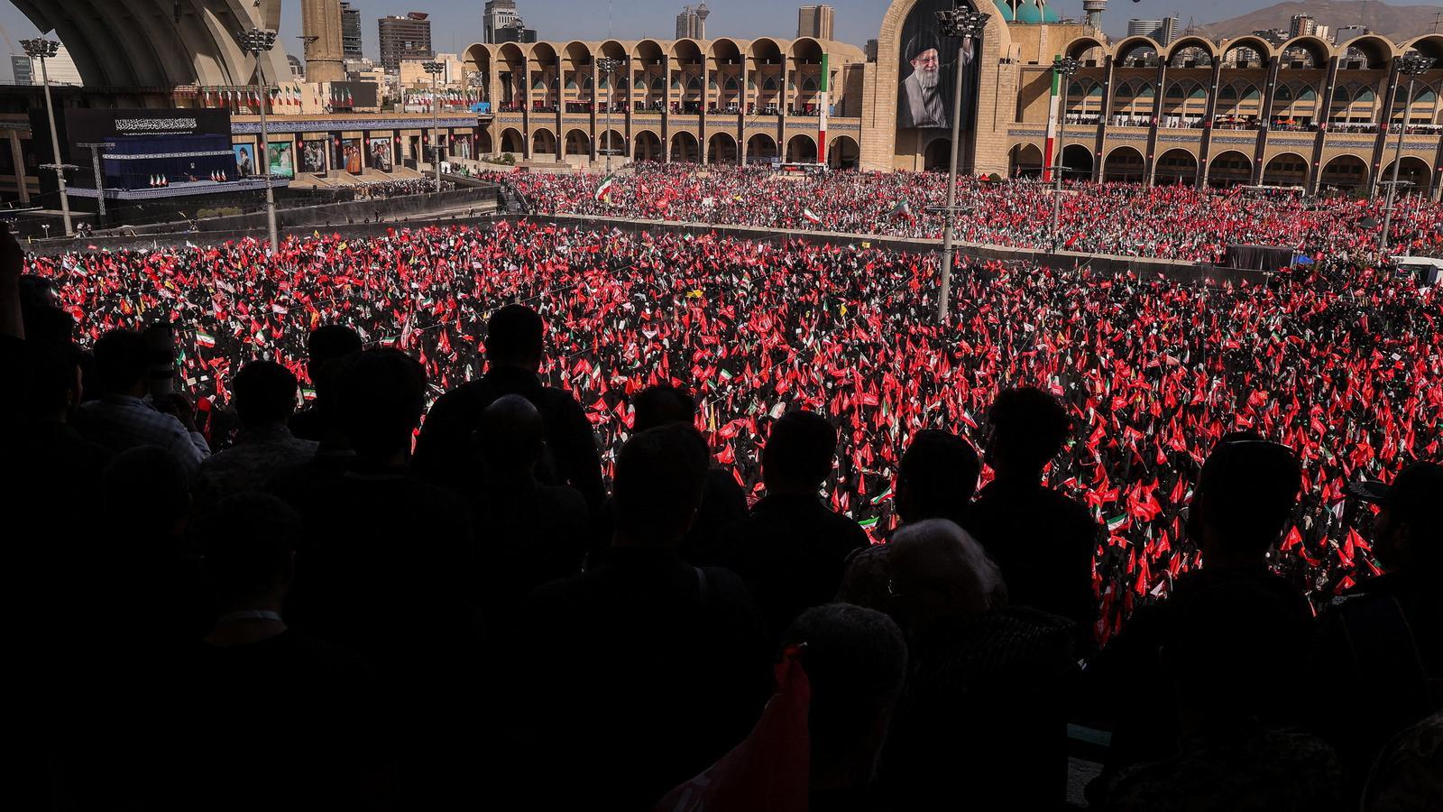 İran'da Raisi'nin Cenaze Töreninde İntikam Sloganları: Bölgesel Gerilimler Tırmanıyor