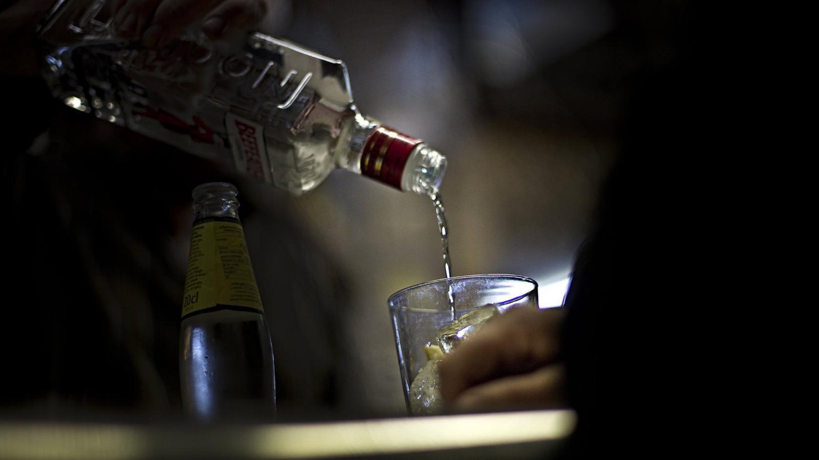 Alkol Kalorilerini Telafi İçin Aç Kalmak: Gençleri Tehdit Eden Drunkoreksiya