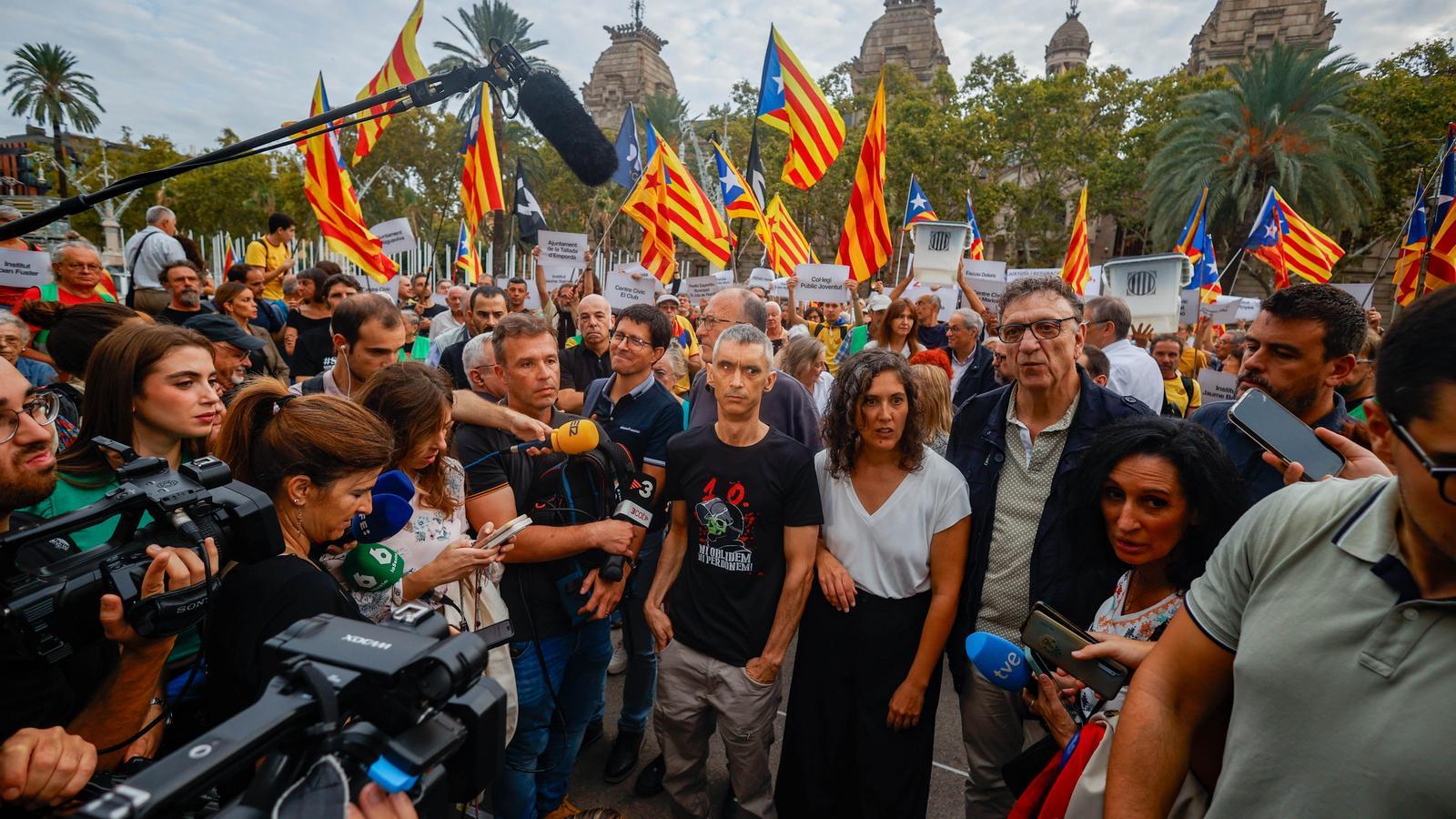 Roger Español Davası Ertelendi: 1-O Referandumu Mağduru ve Polisin Hesaplaşması