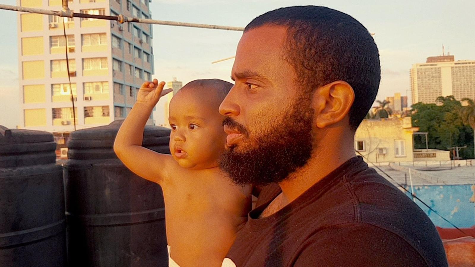 Küba Rejiminin Gölgesinde Çekilen "Isla familia": Bağımsızlığın Cep Telefonlu Belgeseli