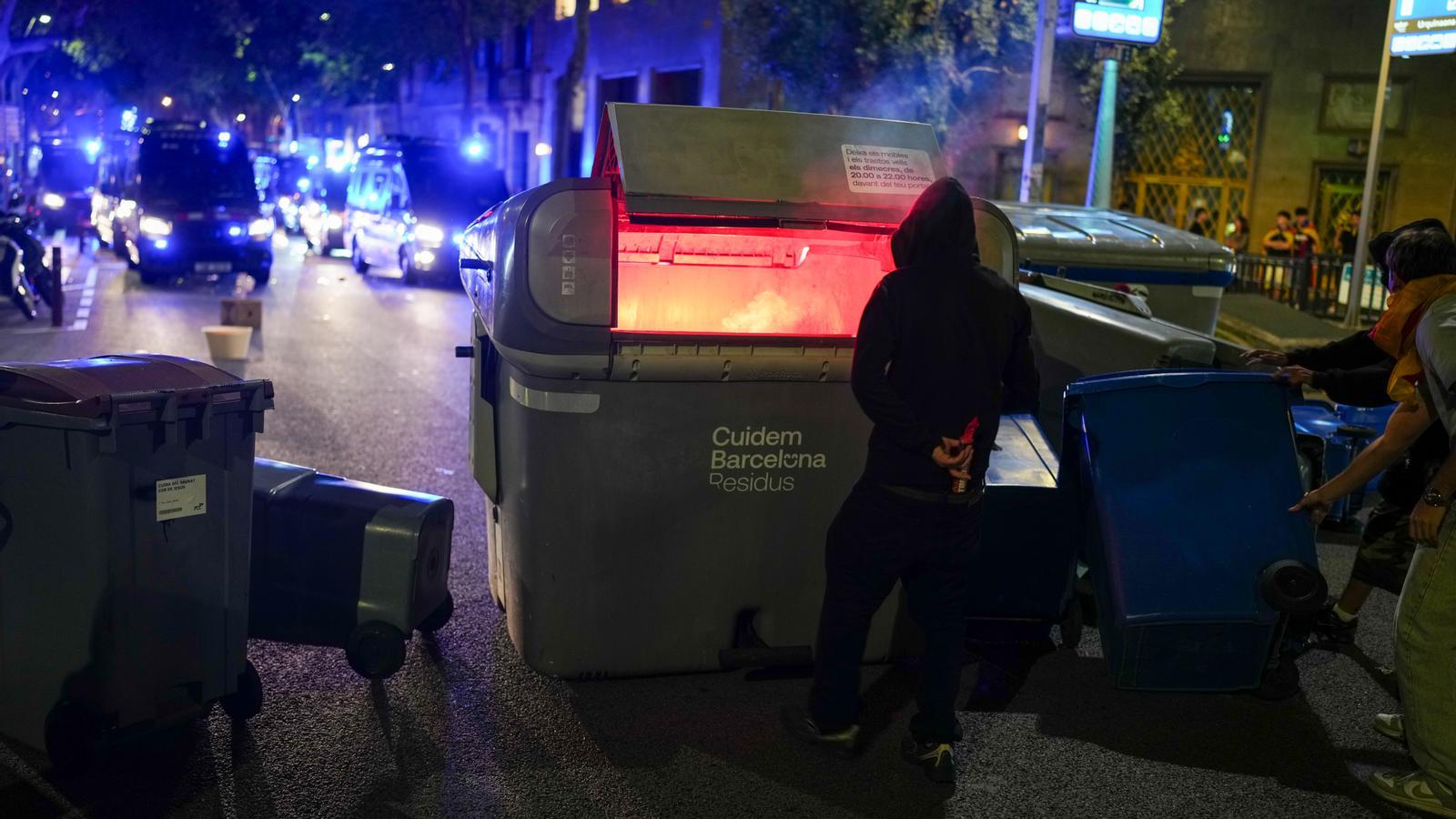 Barselona'da 1-O Referandumunun Yıldönümü Protestosunda Gerilim: Çöp Konteynerleri