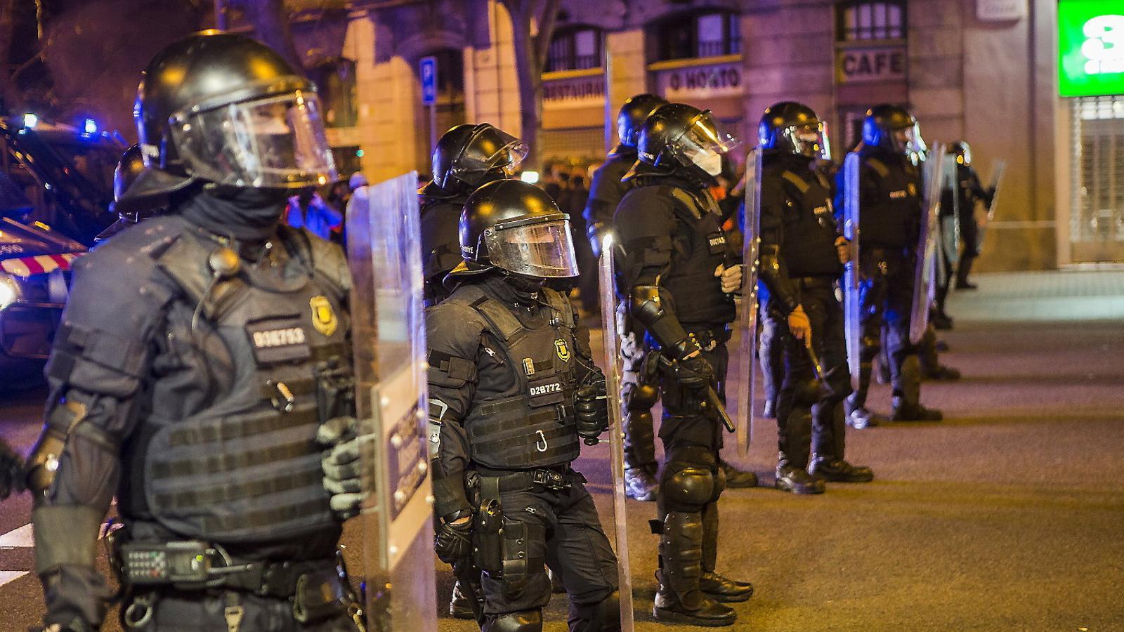 Mataró'da Gergin Gece: Polis ve Gençler Arasında Şiddetli Çatışma, Dört Çocuk Gözaltında