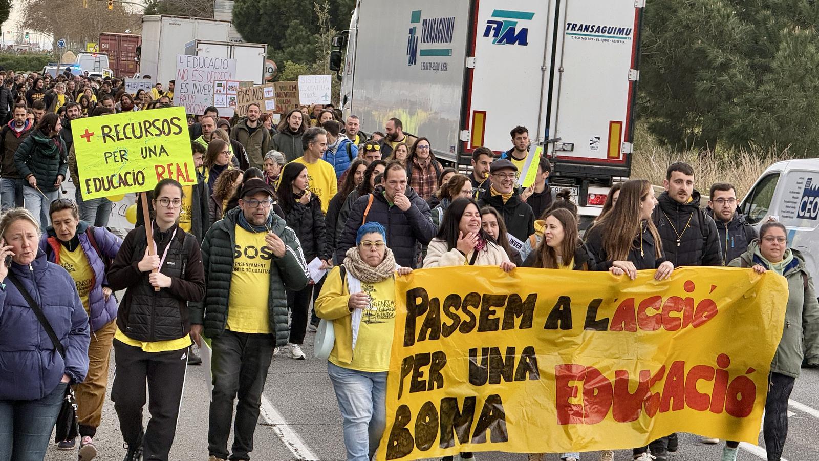 Katalonya'da Eğitim Grevleri Tırmanıyor: Öğretmenler Otoyolları Kapattı