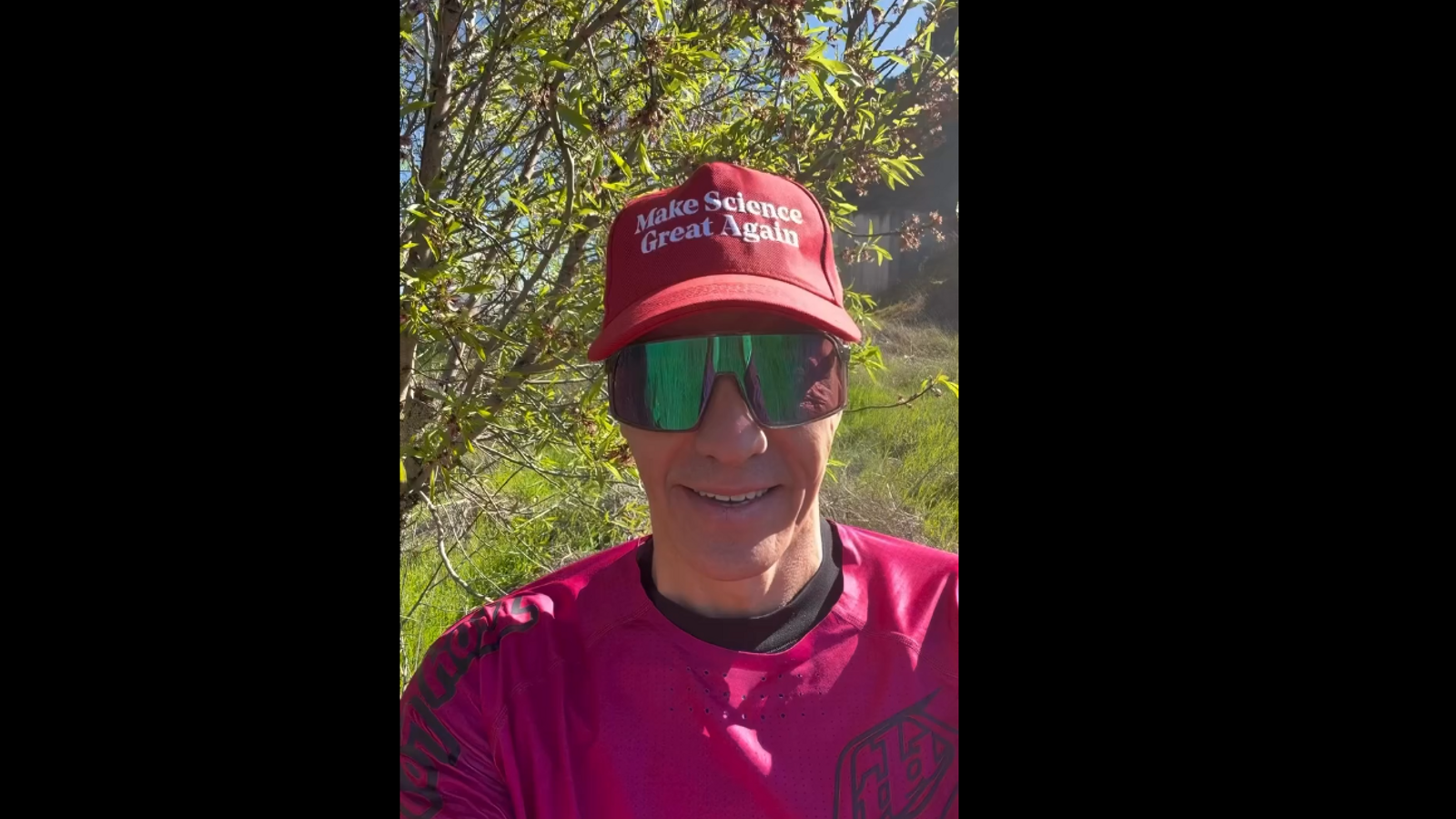 Sánchez'den Trump'a 'Bilimi Yüceltelim' Şapkasıyla Sosyal Medya Meydan Okuması