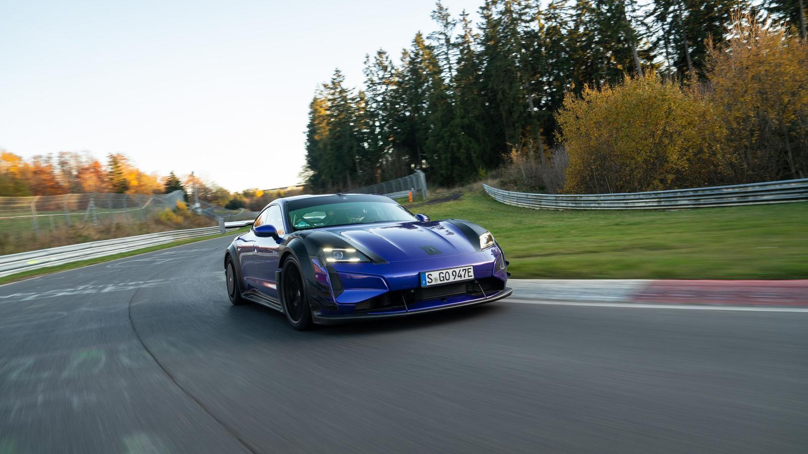 Porsche Elektrikli Spor Otomobil Savaşında Kaslarını Gösteriyor: Nürburgring'de Yeni