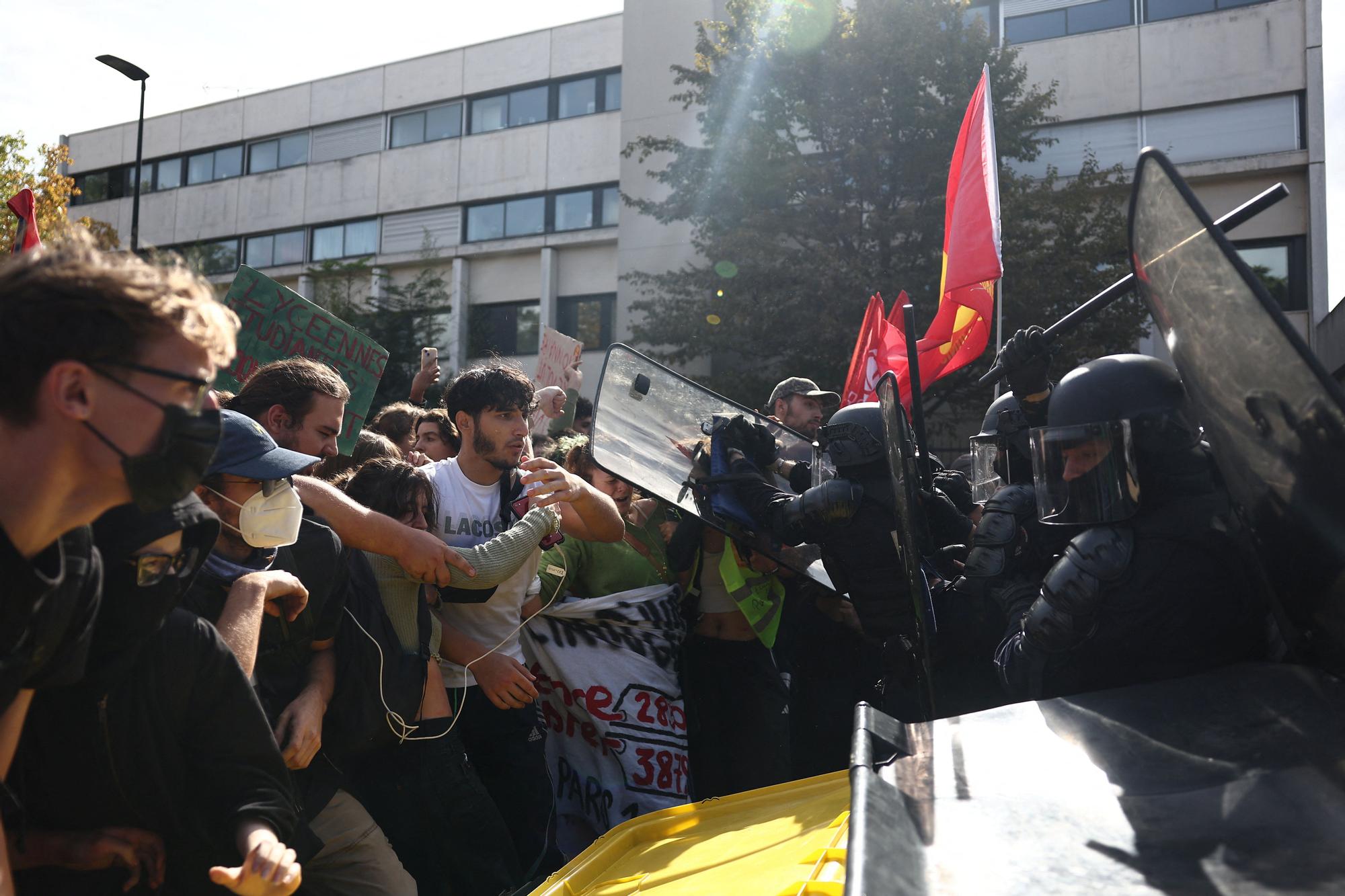 Fransa'da Öğrenci Protestoları Tırmanıyor: Yüzlerce Gözaltı, Yaralı ve Eğitimde Kaynak