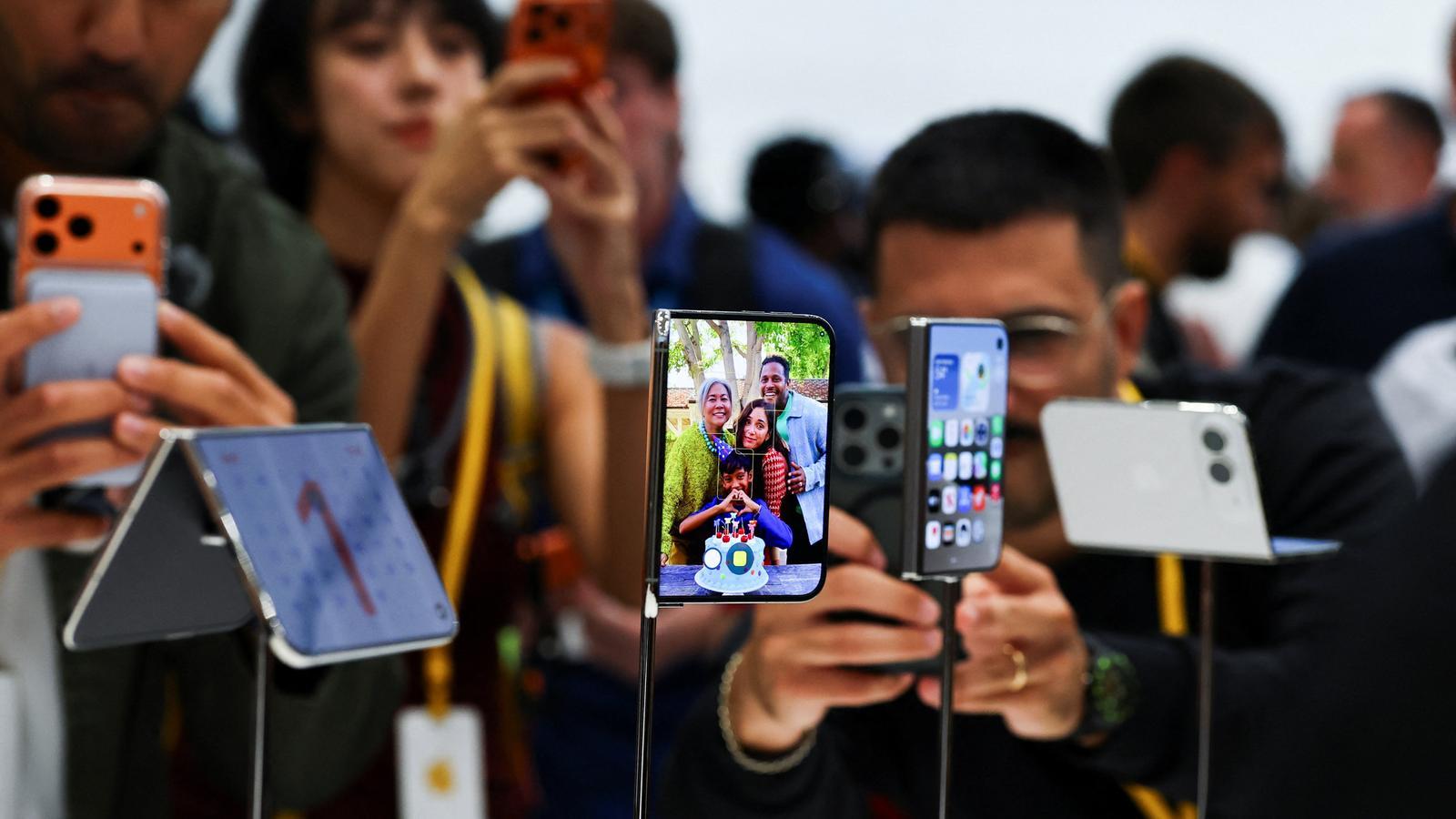 Apple Katlanabilir Telefon Pazarına Resmen Adım Attı: iPhone Duo Sahneye Çıktı